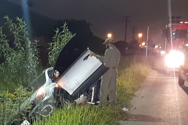 Motorista 'mergulha' com carro dentro de córrego no Uberaba após mal súbito ao volante Motrorista 'mergulha' com carro dentro de córrego no Uberaba após mal súbito ao volante
