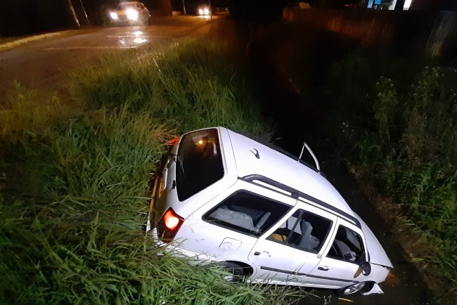 Motorista não vê fim da rua e carro vai parar em córrego Motorista não vê fim da rua e carro vai parar em córrego