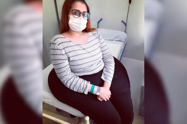 Curitibana com tumor de 40 quilos passa por 10 horas de cirurgia para retirada Curitibana com tumor de 40 quilos passa por 10 horas de cirurgia para retirada