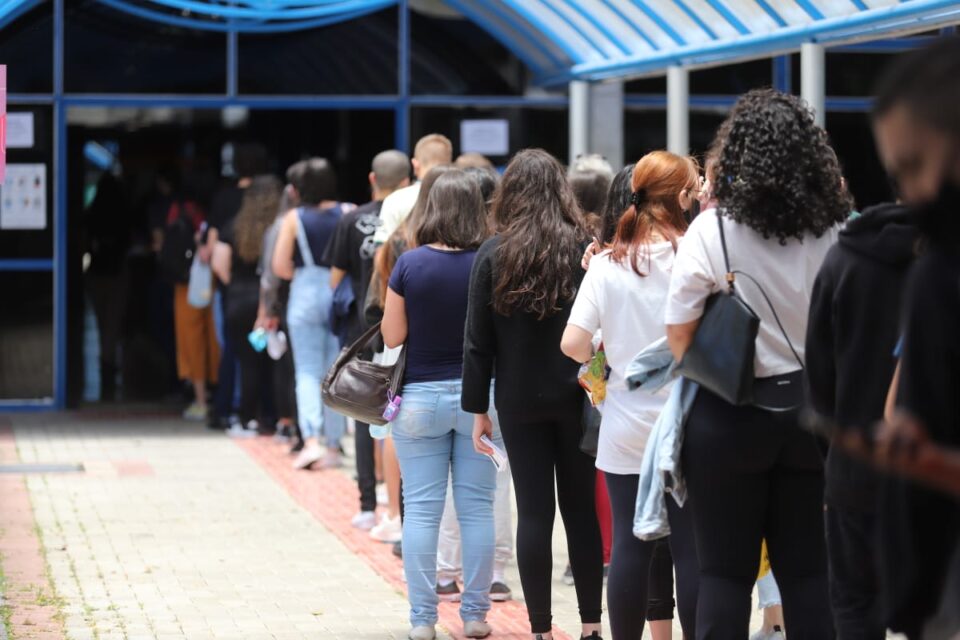 Estudantes em fila para o Enem na PUC-PR