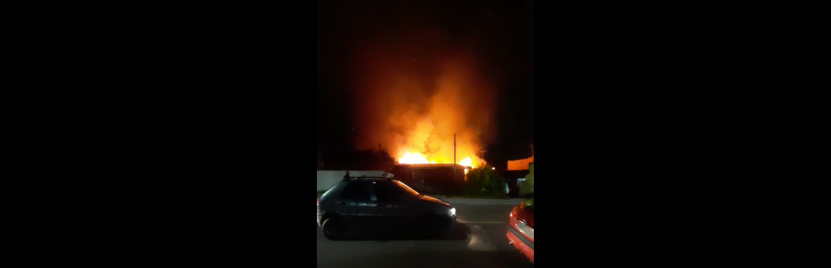 Casa de materiais recicláveis pega fogo na RMC e mulher queimada é socorrida