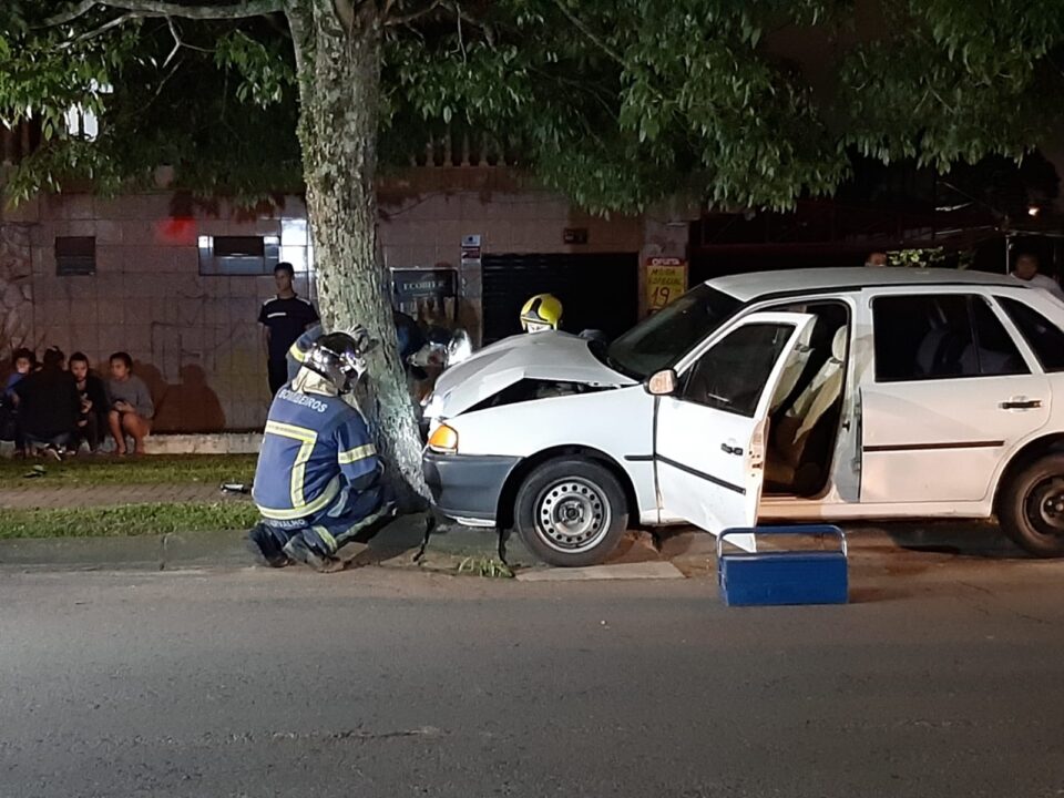 Homem bate o carro em árvore após término de casamento no Sítio Cercado