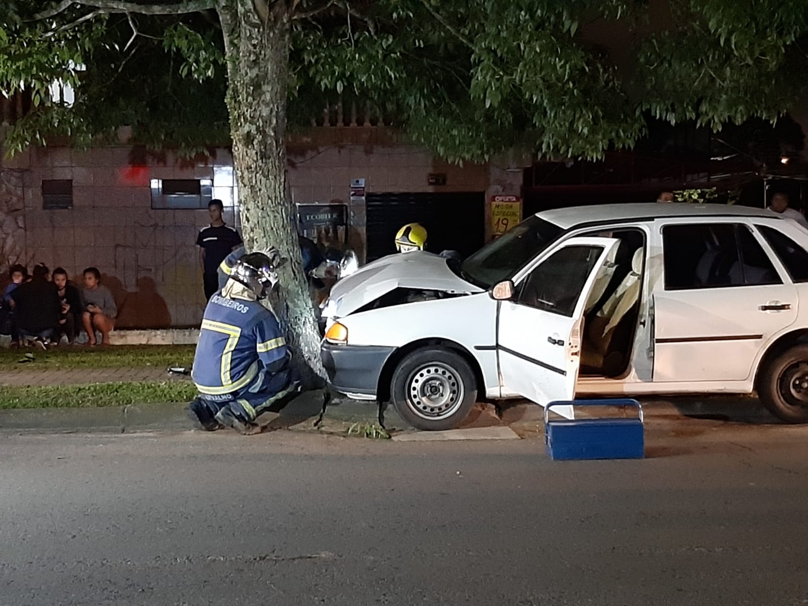 Homem bate o carro em árvore após término de casamento no Sítio Cercado