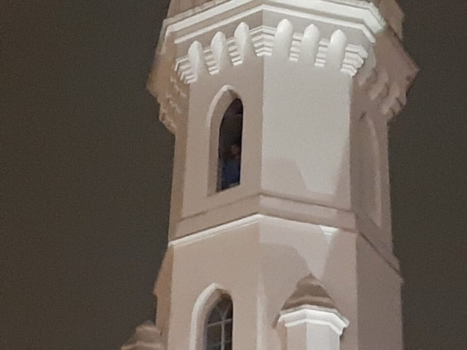 homem sobe torre igreja Largo da Ordem