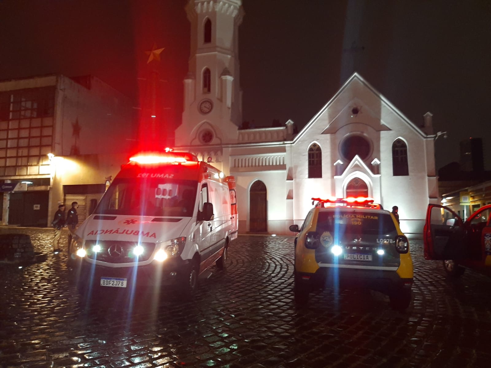 homem sobe torre igreja Largo da Ordem
