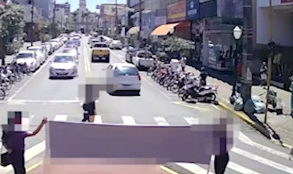 Vídeo: homem é preso após importunar mulher que trabalhava em avenida de Apucarana