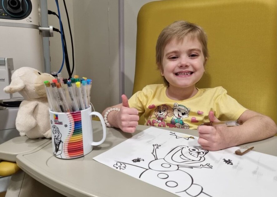 Menina com doença grave e rara pede doação de medula óssea nas redes: 'Me ajuda?'