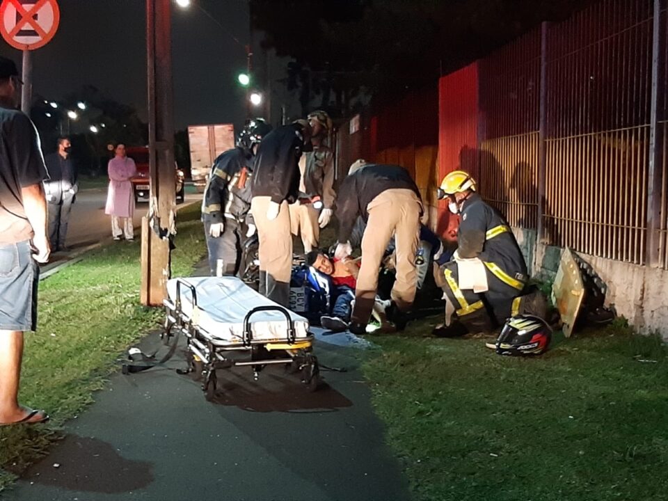 Acidente de moto na Linha Verde deixa motorista em estado grave e poste de luz destruído