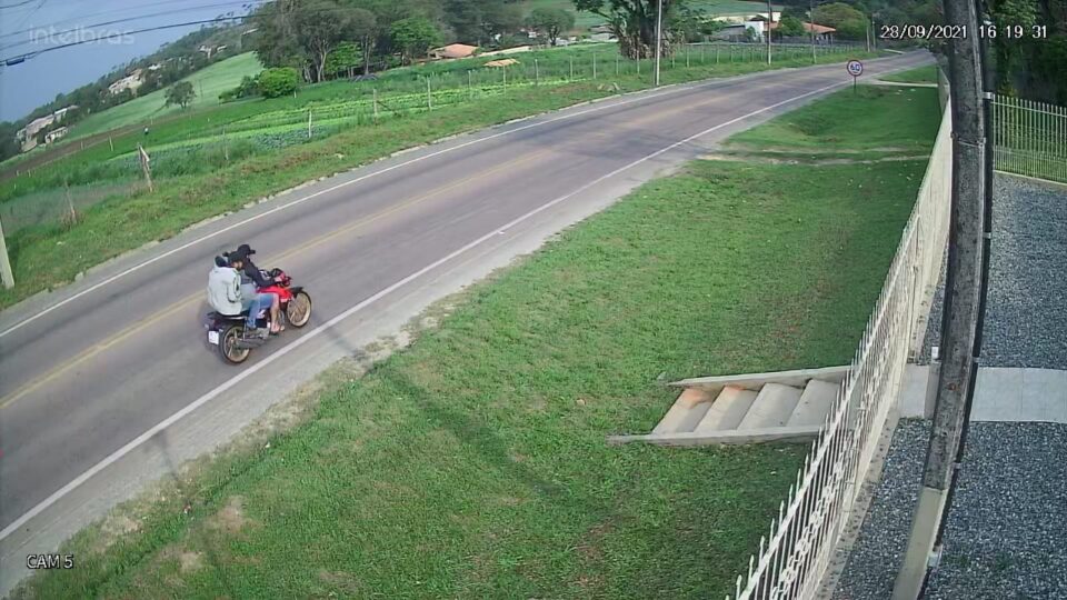 Suspeito de matar e roubar jovem na frente da família, em Colombo, e é preso por policiais
