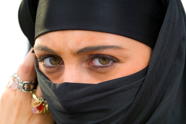 Talibã proíbe novelas com atrizes no Afeganistão e obriga jornalistas a usarem véu Talibã proíbe novelas com atrizes no Afeganistão e obriga jornalistas a usarem véu