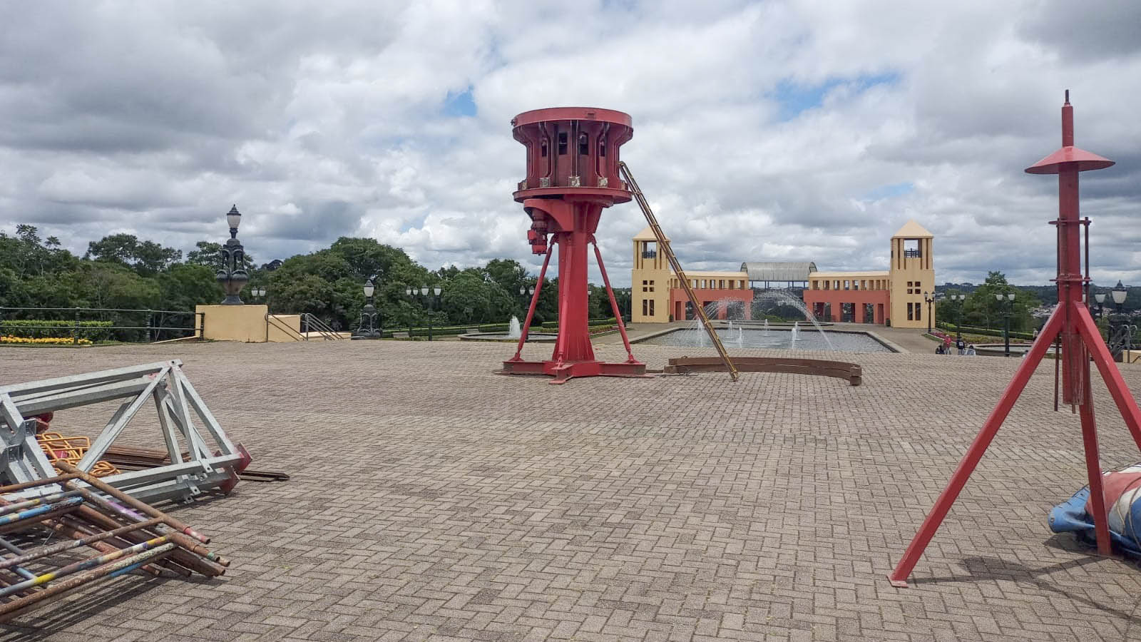 Carrossel no Parque Tanguá começa a ser montado