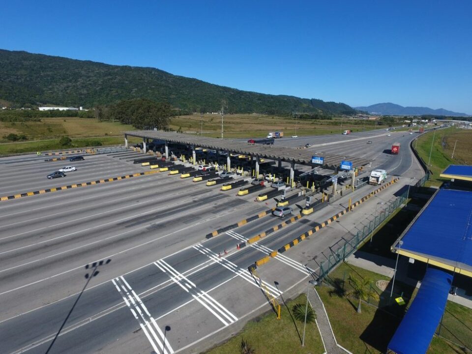 Entenda por que quatro praças de pedágio continuam cobrando tarifa no Paraná