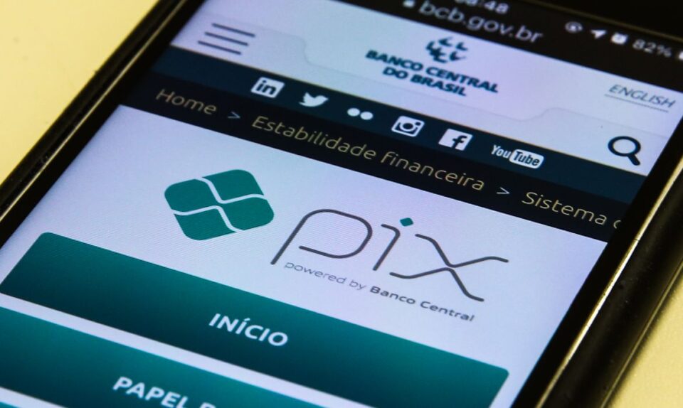 Ex-policial é preso acusado de roubar vítimas por transferências do PIX
