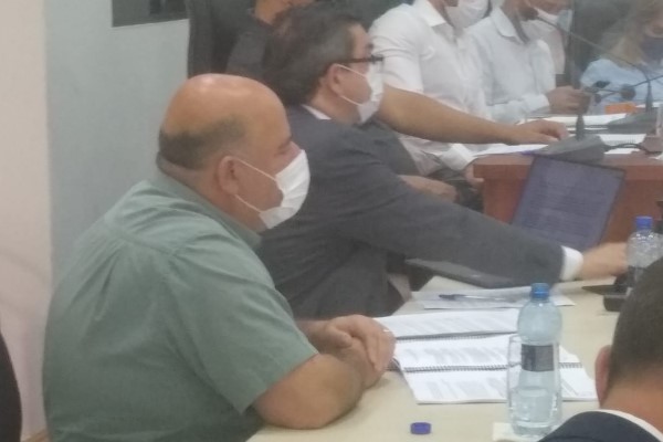 Vereadores de Fazenda Rio Grande votam cassação de prefeito por suspeita de vacinação irregular