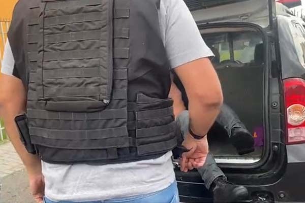 Mulher chuta copo de cachaça e acaba agredida com pedaço de pau pelo irmão Mulher chuta copo de cachaça e acaba agredida com pedaço de pau pelo irmão