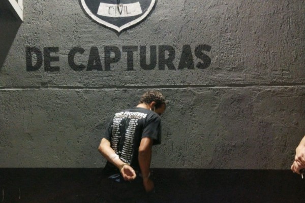 Foragidos são presos em flagrante em Curitiba após tentarem 'dobrar' guardas com nomes falsos Foragidos são presos em flagrante em Curitiba após tentarem 'dobrar' guardas com nomes falsos