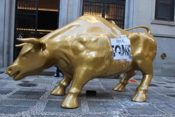 Touro de Ouro da B3 é alvo de protesto contra fome um dia após instalação Touro de Ouro da B3 é alvo de protesto contra fome um dia após instalação