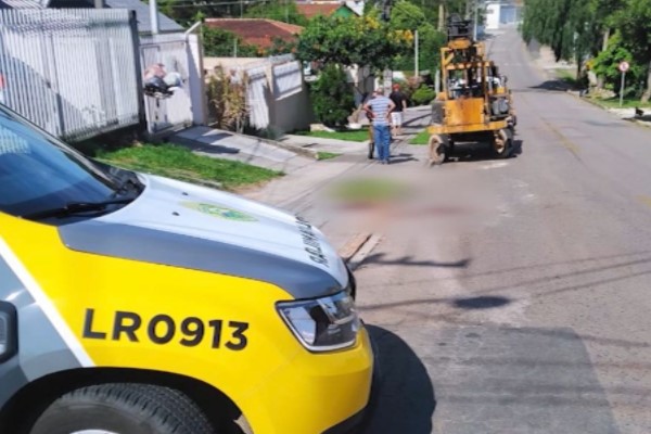 Ajudante de obra se joga de trator descontrolado em rua do Xaxim Ajudante de obra se joga de trator descontrolado em rua do Xaxim