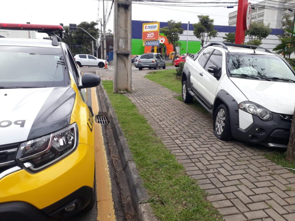 Motorista bate contra viatura descaracterizada em avenida movimentada no Portão