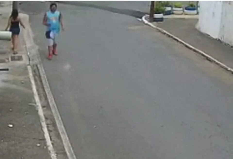 Vídeo: mulher “some” depois de cair dentro de bueiro sem tampa na Bahia