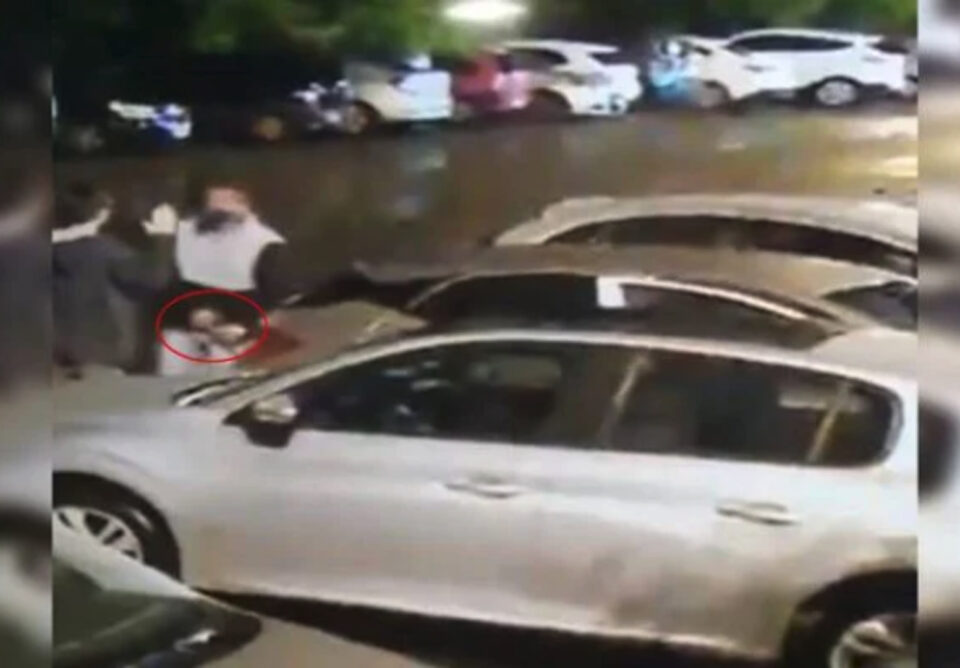 Criminosos rendem motorista e levam carro estacionado em shopping do Distrito Federal; vídeo