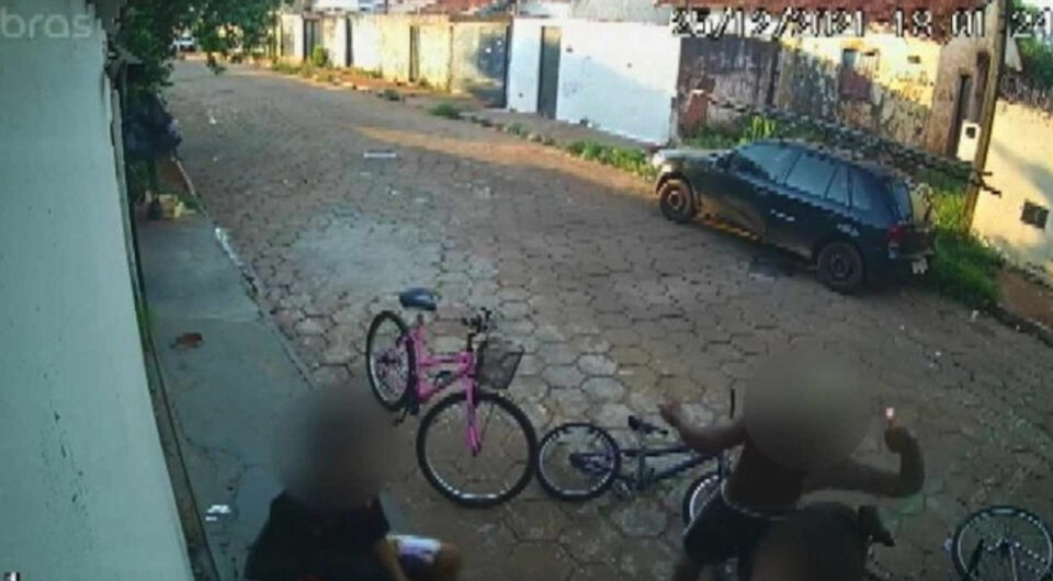Criança de quatro anos morre após ser atendida por explosivo enquanto dormia em casa; vídeo