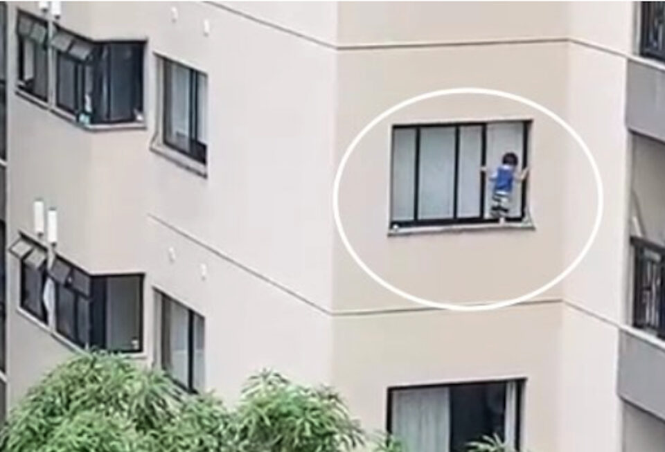 Vídeo: criança é flagrada pendurada em janela de edifício no RJ e vizinhos se desesperam