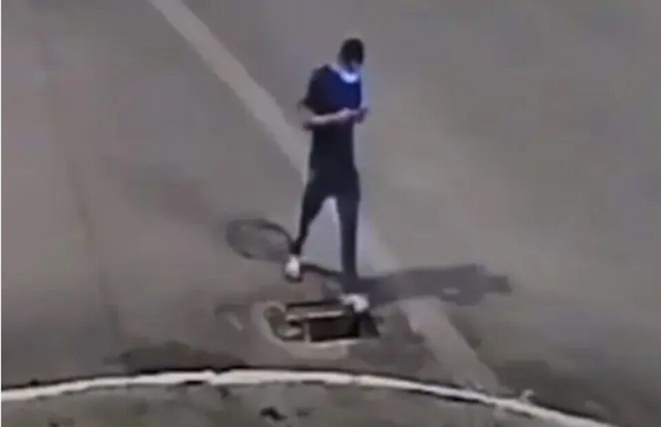 Susto: homem cai em bueiro após se distrair com celular; vídeo