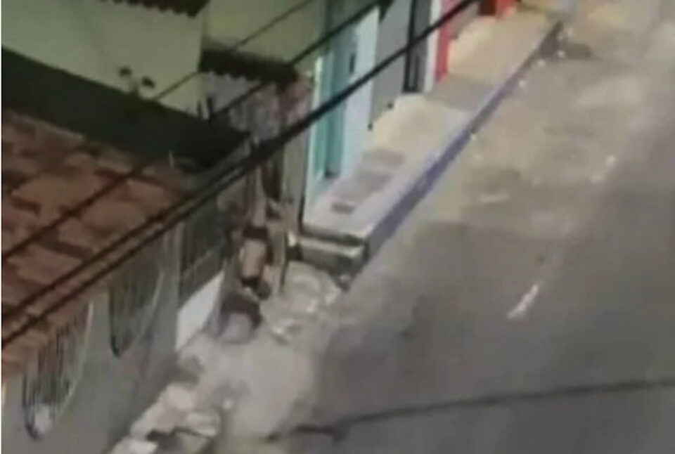 Vídeo: ladrão fica preso pela calça depois de roubo e foge de cueca