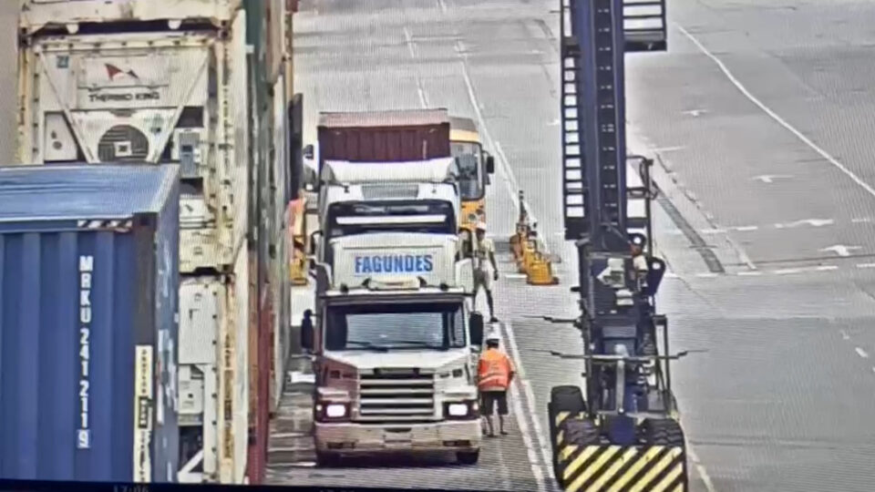 Caminhoneiro morre ao ser atingido por máquina que movimenta contêineres no Porto de Paranaguá