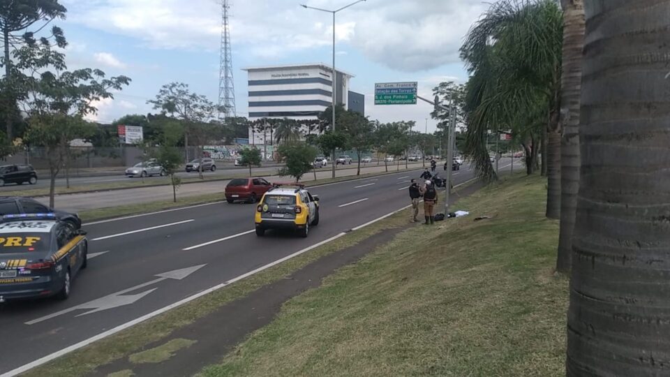 
Motociclista morre após ser fechada por carro e sofrer acidente na BR-476; motorista não prestou socorro
