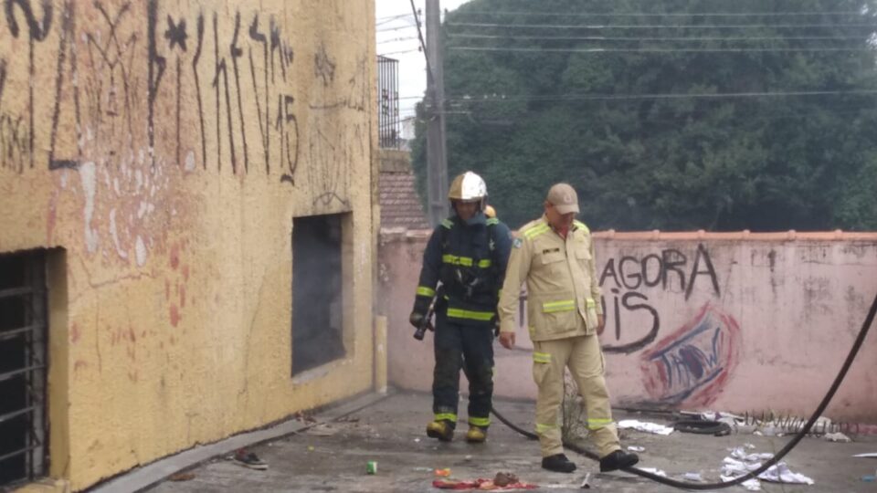 Barracão abandonado usado para orgias de usuários de drogas tem princípio de incêndio no Capão Raso