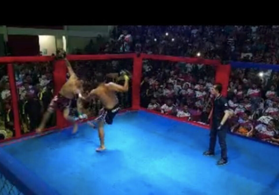 UFC da política! Prefeito leva briga com ex-vereador para o octógono e apanha; vídeo