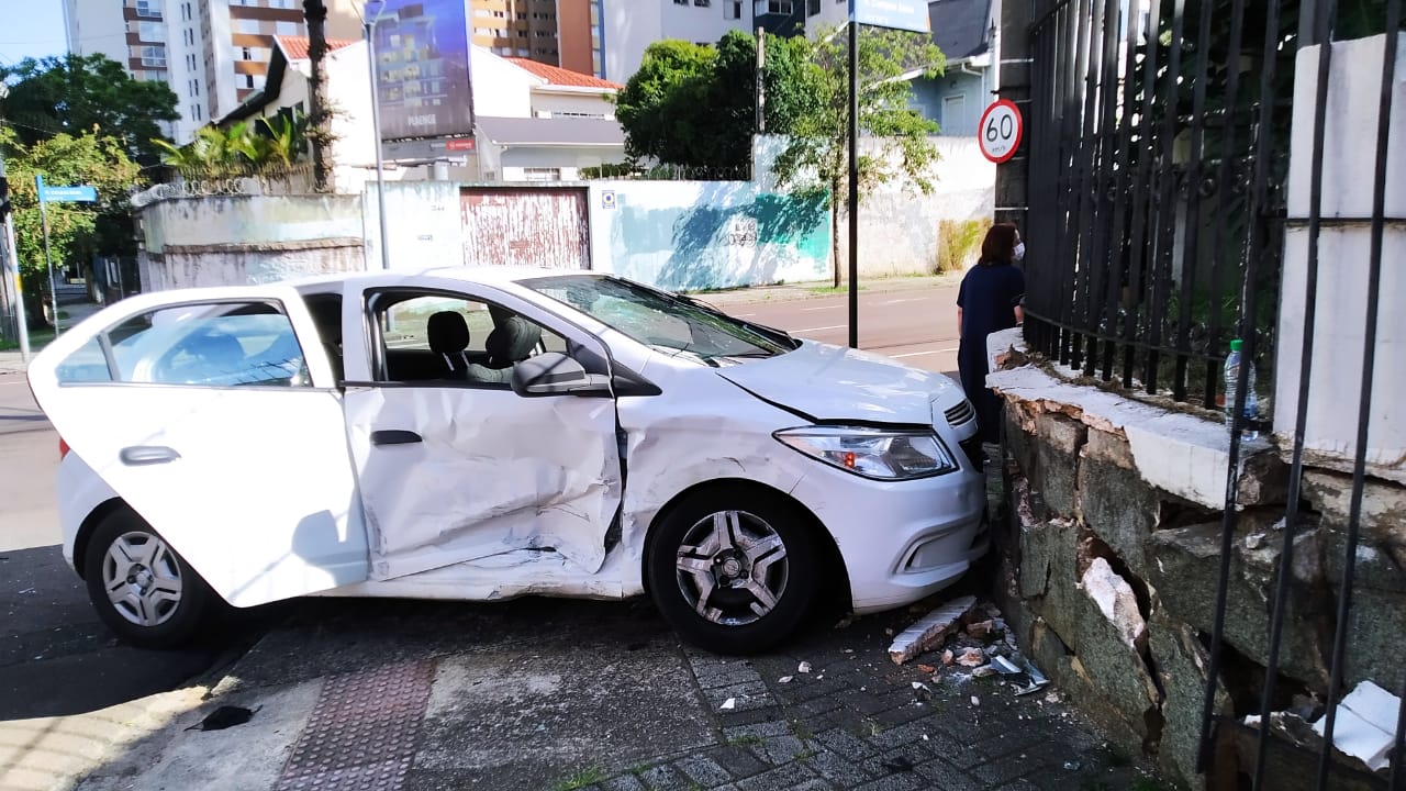 Passageiros de carro de aplicativo ficam feridos após acidente em Curitiba