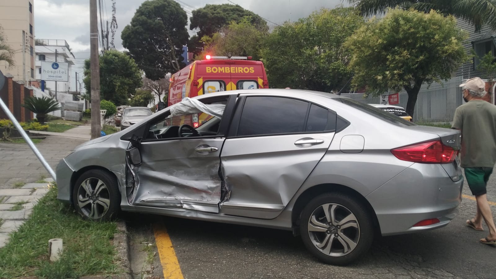 Mulher fica ferida após ter carro atingido por motorista que teria furado preferencial em Curitiba