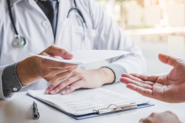 Quatro pessoas são indiciadas em Londrina por falsificação de atestado e receituário médico 
