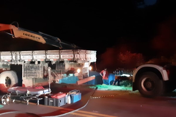 Caminhão 'abraça' veículo em acidente na Rodovia do Calcário e trabalho de resgate dura 3 horas Caminhão 'abraça' veículo em acidente na Rodovia do Calcário e trabalho de resgate dura 3 horas