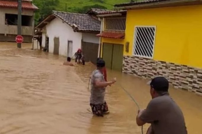 Governo libera R$ 5,8 milhões a municípios baianos atingidos por chuvas; Bolsonaro visita estado