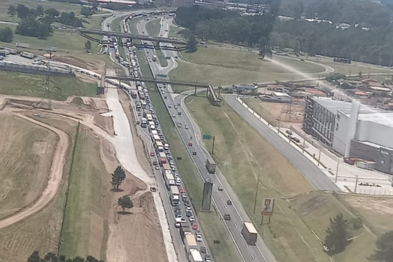 Acidente no Contorno Leste deixa ferido e complica trânsito; socorro aéreo esteve no local Acidente no Contorno Leste deixa ferido e complica trânsito; socorro aéreo esteve no local