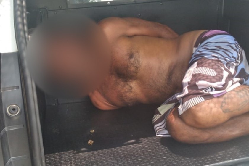 Homem risca faca no chão e ameaça guardas municipais em praça na Avenida Presidente Kennedy 