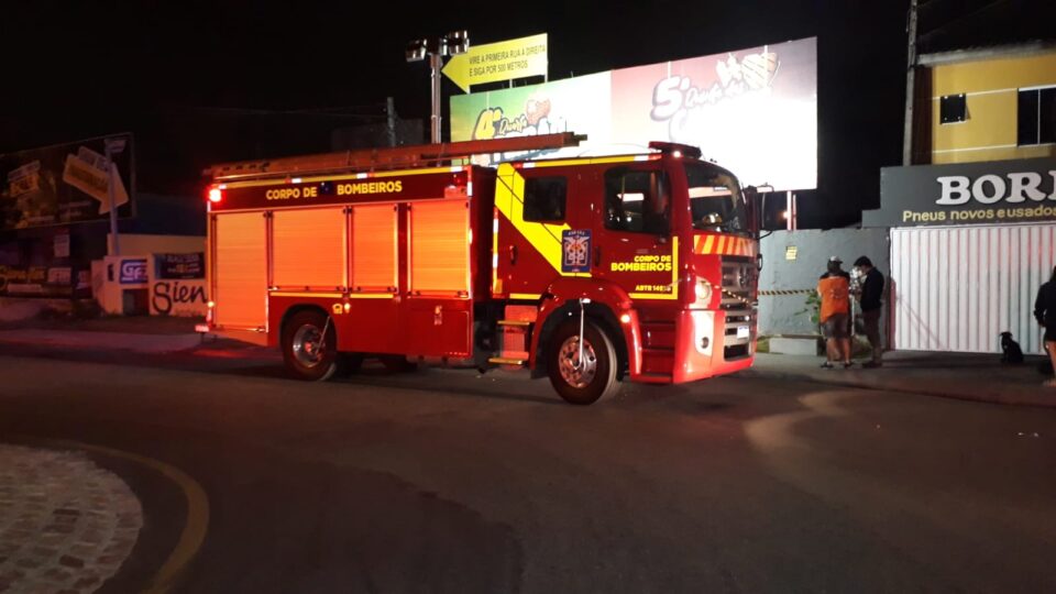 casa destruída incêndio Pinhais homem