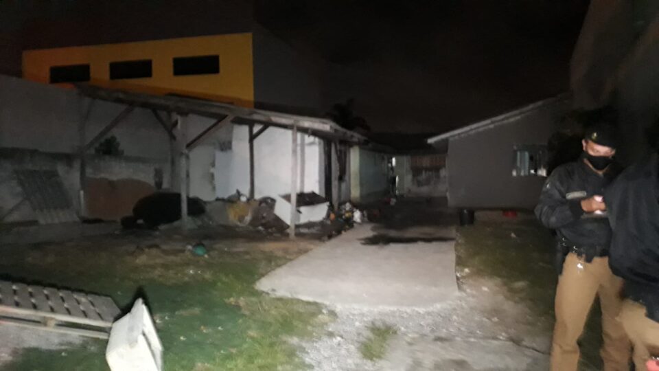 casa destruída incêndio Pinhais homem