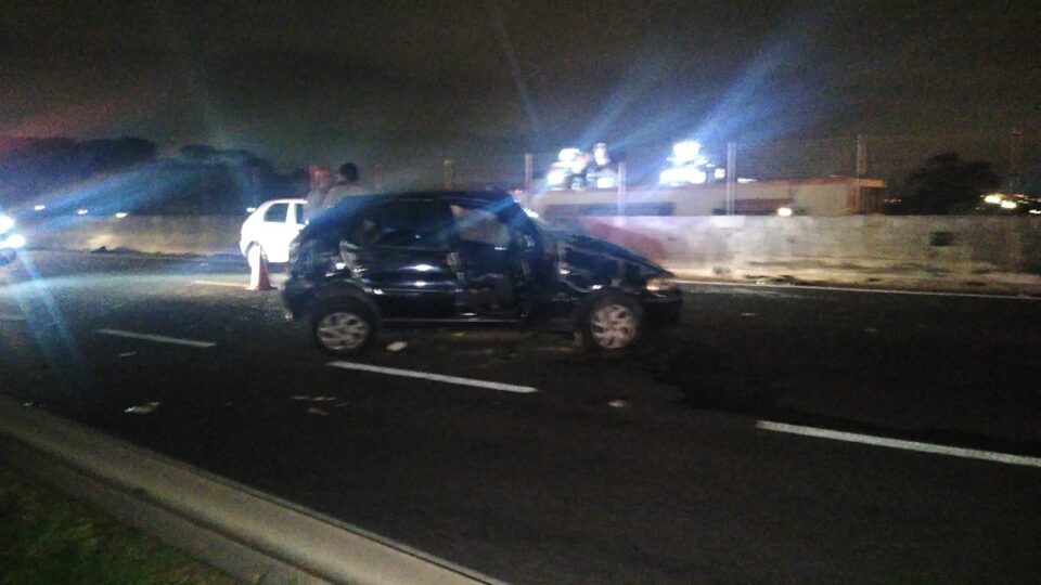 Motorista com sinais de embriaguez bate em BMW e capota Palio na BR-277