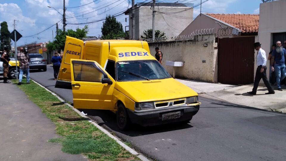 Criminosos usam falso carro do Sedex para fazer emboscada e dois são baleados no Parolin