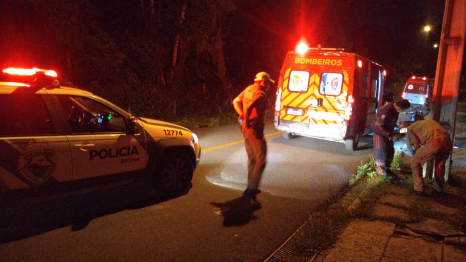 Motociclista perde controle da direção, bate contra poste e fica ferido em Curitiba