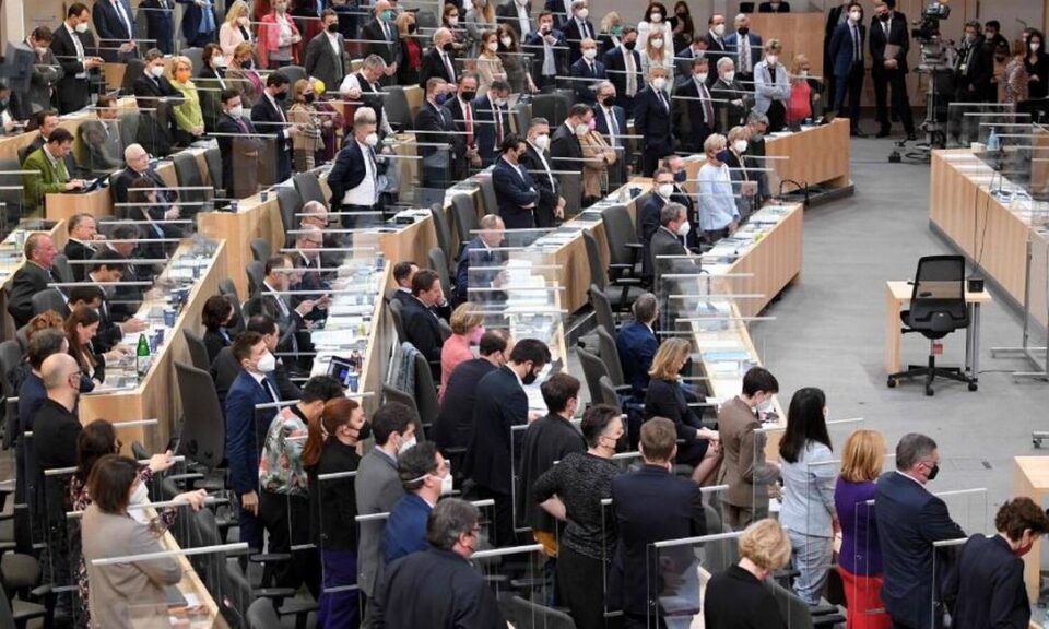 Áustria é 1º país europeu a aprovar vacina obrigatória contra a Covid para maiores de 18 anos Áustria é 1º país europeu a aprovar vacina obrigatória contra a Covid para maiores de 18 anos