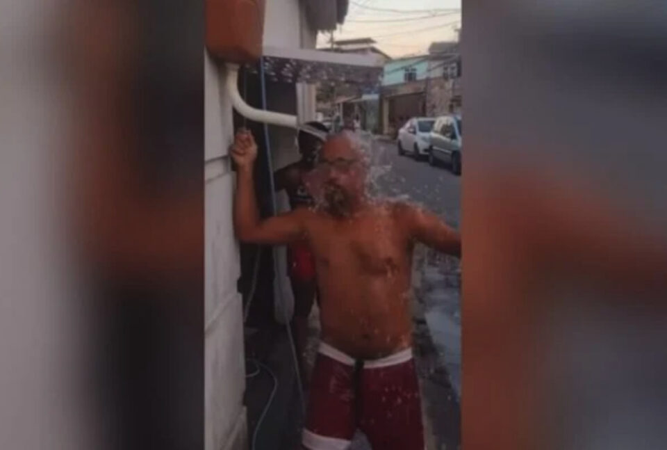 Vídeo: para se refrescar no calorão, homem instala descarga no Rio de Janeiro