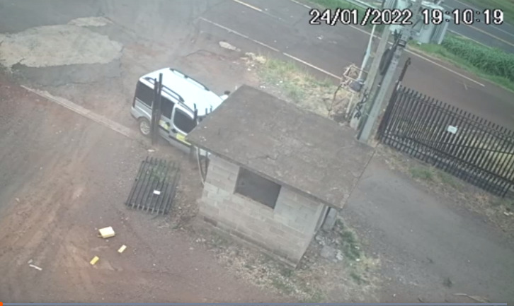 Vídeo: durante fuga em Cascavel, ladrões batem veículo roubado em guarita de empresa