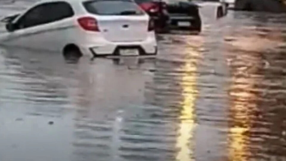 Carros são arrastados durante alagamento após chuva forte em Minas Gerais; vídeos