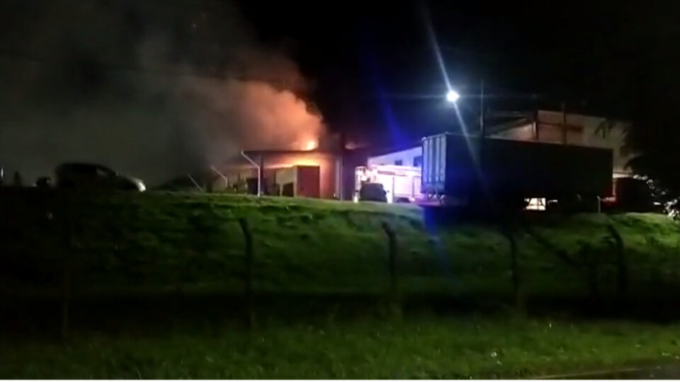 Galpão de compensados pega fogo em Paranaguá e bombeiros salvam parte do estoque; vídeo